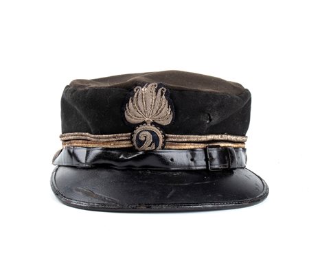  
Italia, Regno, periodo Vittorio Emanuele II, berretto da Tenente dei Granatieri 
 