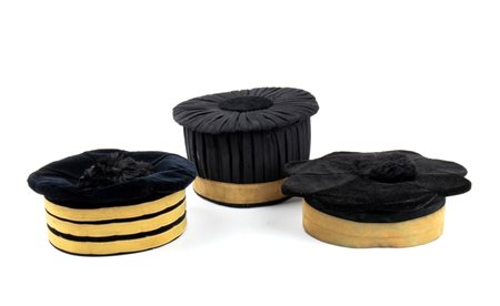  
Lotto di tre cappelli da magistrato terzo quarto XIX sec.
 