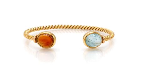 Bracciale a manetta in oro e topazi Oro giallo 750/000. Peso complessivo gr....