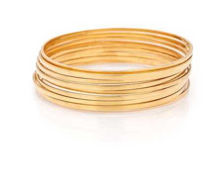 Gruppo di nove bracciali rigidi in oro. Oro giallo 750/000. Peso complessivo...