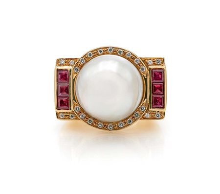 Grande anello a ponte in oro, perla mabbè, brillanti e rubini Oro giallo...