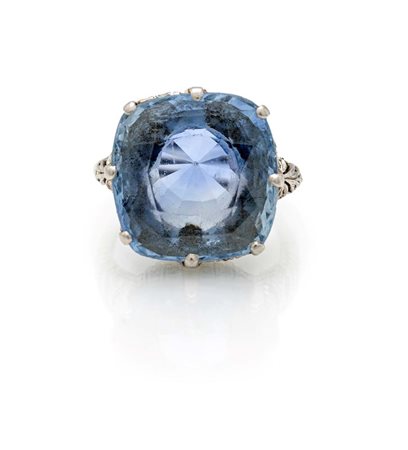 Anello antico in platino, zaffiro e diamanti Platino 900/000. Zaffiro...