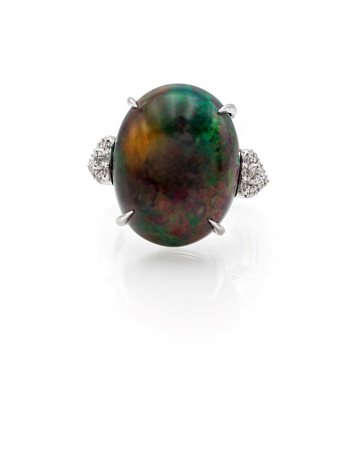 Anello in platino, opale nero e brillanti Platino 900/000. Opale nero in...