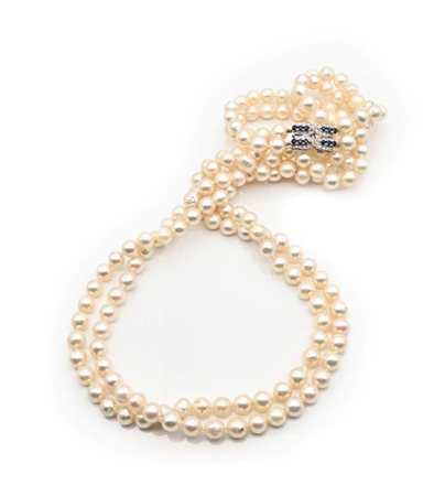 Collana di perle a due fili con chiusura in oro, brillanti e zaffiri Oro...