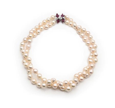 Collana a due fili con chiusura in oro, brillanti e rubini Oro bianco...