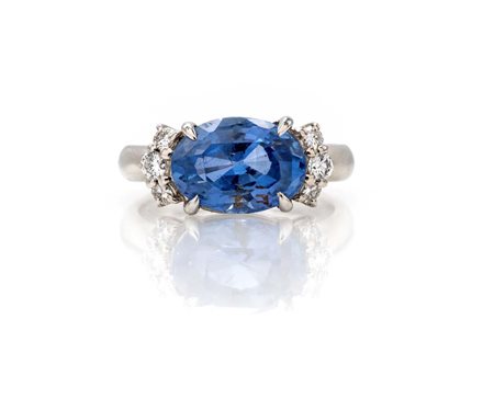 Anello in platino, zaffiro e diamanti Platino 900/000. Zaffiro in taglio...