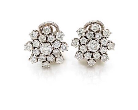 Coppia di orecchini a lobo in oro e brillanti Oro bianco 750/000. Diamanti in...