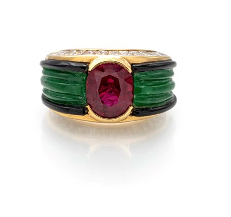 Scavia anello in oro, rubino, giada, onice e brillanti Oro giallo 750/000....
