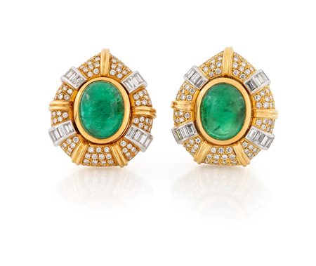 Coppia di orecchini in oro, diamanti e smeraldi Oro giallo e bianco 750/000....