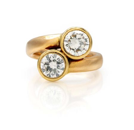 Anello in oro e due diamanti. Oro giallo 750/000. Due diamanti in taglio...