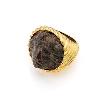 Anello in oro e cammeo in bronzo antico Oro giallo 750/000. Peso complessivo...