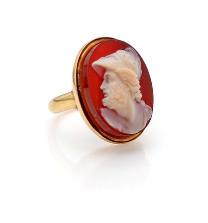 Anello in oro e cammeo Oro giallo 750/000. Peso complessivo gr. 13,10. Reca...