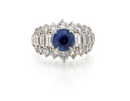Anello in platino, zaffiro e diamanti Platino 900/000. Zaffiro in taglio...