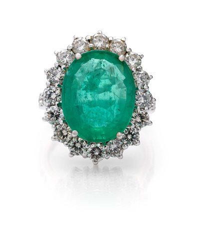 Anello classico in oro, smeraldo e brillanti Oro bianco 750/000. Zaffiro in...