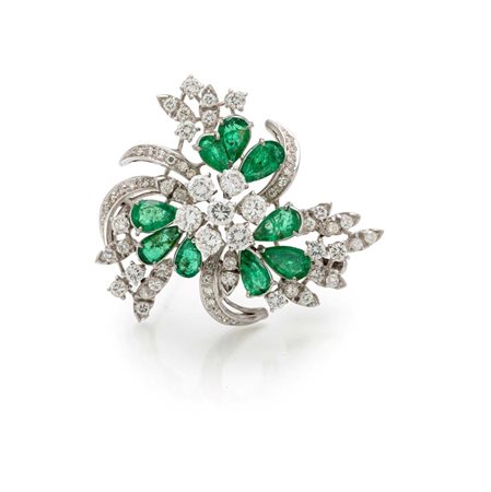 Spilla a fiore in oro, brillanti e smeraldi Oro bianco 750/000. Diamanti in...