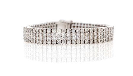 Bracciale in oro e brillanti. Oro bianco 750/000. Diamanti in taglio rotondo...