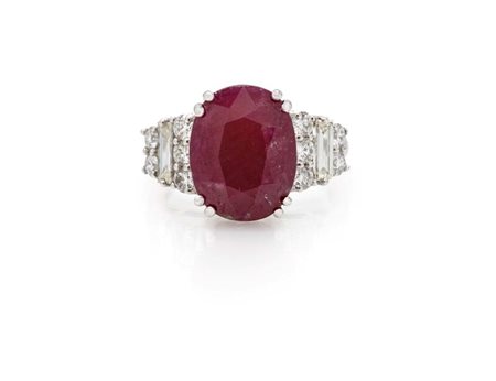Anello in platino, rubino e brillanti Platino 900/000. Diamanti in taglio...