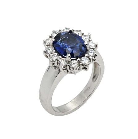 Anello in oro, zaffiro e brillanti Oro bianco 750/000. Zaffiro in taglio...