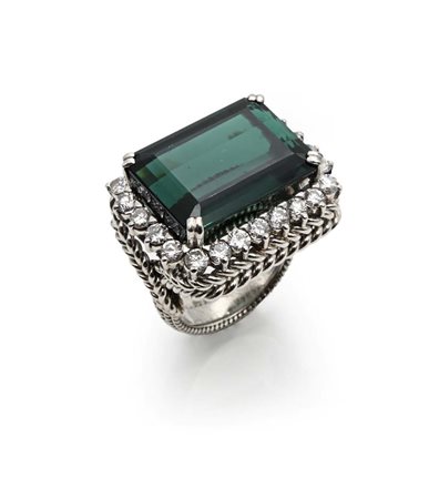 Anello in oro tormalina verde e brillanti Oro bianco 750/000. Tormalina verde...