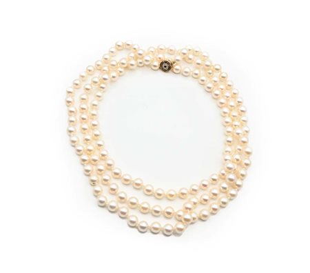 Collana di perle ad un filo lunga, chiusura in oro, zaffiri e diamanti Oro...