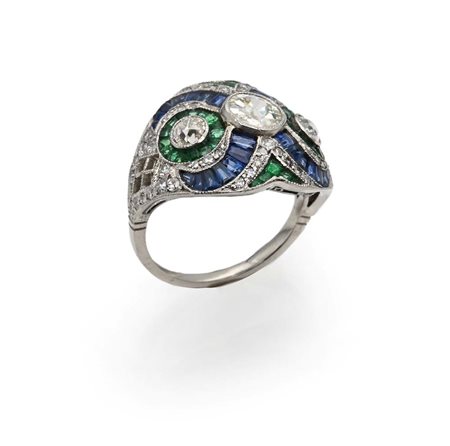 Anello tipo decò a fascia in platino, diamanti, zaffiri e smeraldi Platino...