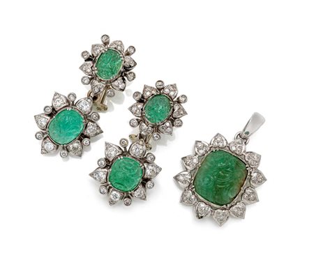 Parure di orecchini in oro, diamanti e smeraldi incisi Oro bianco 750/000....