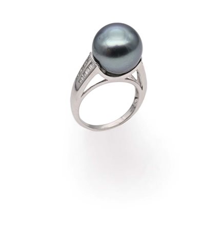 Anello in oro, perla Tahiti Oro bianco 750/000. Diamanti in taglio baguettes....