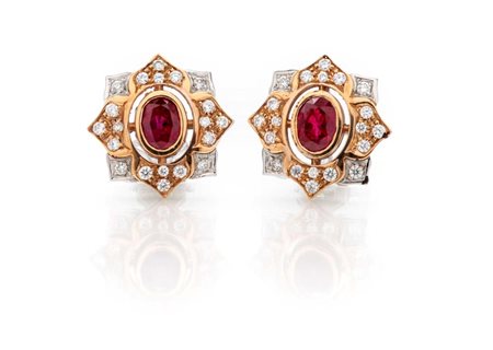 Coppia di orecchini in oro, rubini e brillanti Oro rosa e bianco 750/000....