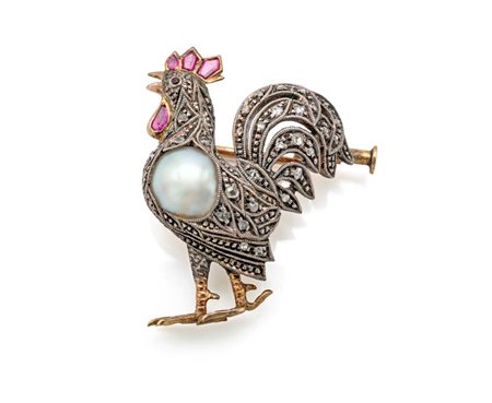 Spilla antica a gallo in oro, argento, perla, diamanti e pietre rosse Oro...