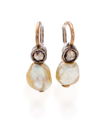 Orecchini a monachina con perle naturali e diamanti Oro giallo 750/000. Perle...