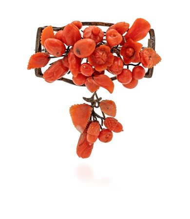 Spilla in corallo e metallo cm 5 x 5