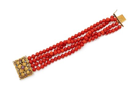 Bracciale in corallo, oro, zaffiri e rubini Oro giallo 750/000. Corallo in...