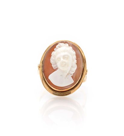 Anello in oro e cammeo Oro giallo 750/000. Peso complessivo gr. 5,10 Misura 19