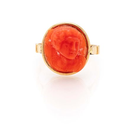Anello in oro e cammeo in corallo Oro giallo 750/000. Peso complessivo gr....