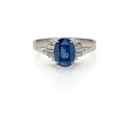 Anello in platino, zaffiro e diamanti Platino 900/000. Zaffiro in taglio...