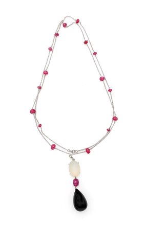Collana con pendente in oro, onice, rubini e agata Oro bianco 750/000...