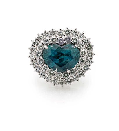 Anello in oro, zaffiro in taglio cuore e brillanti Oro bianco 750/000....