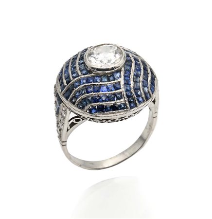 Anello tipo decò in platino, diamanti e zaffiri Platino 900/000. Un diamante...