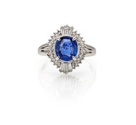 Anello in platino, zaffiro e diamanti Platino 900/000. Zaffiro in taglio...