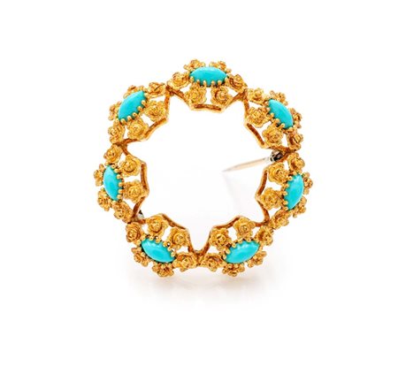 Spilla tonda in oro, turchesi. Oro giallo 750/000. Peso complessivo gr. 10....