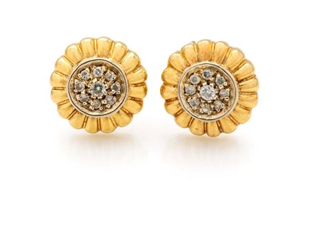 Coppia di orecchini tondi in oro e brillanti Oro giallo 750/000. Peso...