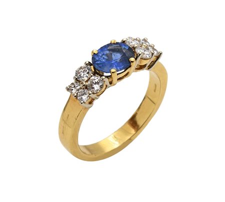 Anello in oro zaffiro e brillanti Oro giallo 750/000. Zaffiro in taglio,...
