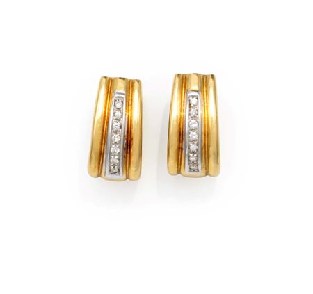 Coppia di orecchini in oro e diamanti Oro giallo 750/000. Peso complessivo...