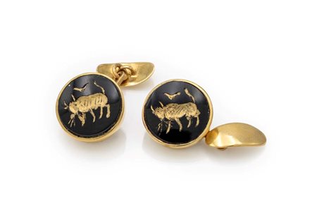 Coppia di gemelli in oro e onice inciso Oro giallo 750/000. Peso complessivo...