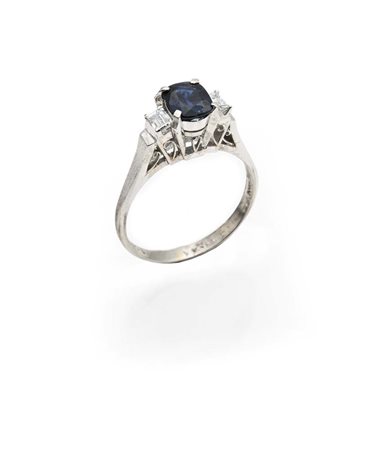 Anello in platino, zaffiro e diamanti Platino 900/000. Peso complessivo gr....