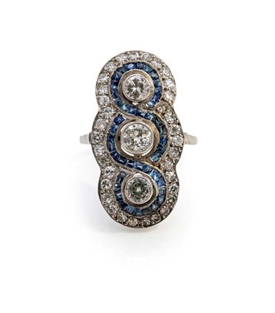 Anello tipo decò in platino, diamanti e zaffiri Platino 950/000. Diamanti in...
