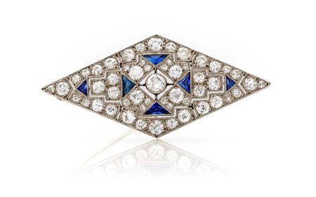 Spilla a rombo in oro, zaffiri e brillanti Oro bianco 750/000. Diamanti in...