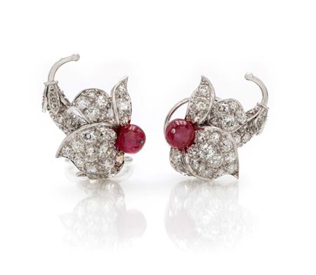 Coppia di orecchini in oro, diamanti e rubini Oro bianco 750/000. Diamanti in...