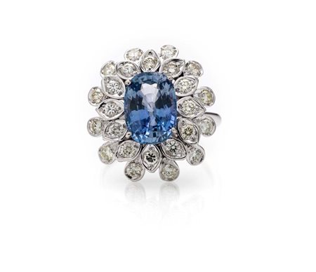 Anello classico in oro, zaffiro e brillanti Oro bianco 750/000. Zaffiro in...