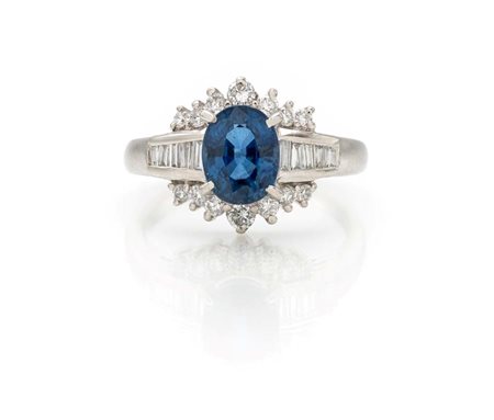 Anello in platino, zaffiro e diamanti Platino 900/000. Zaffiro in taglio...